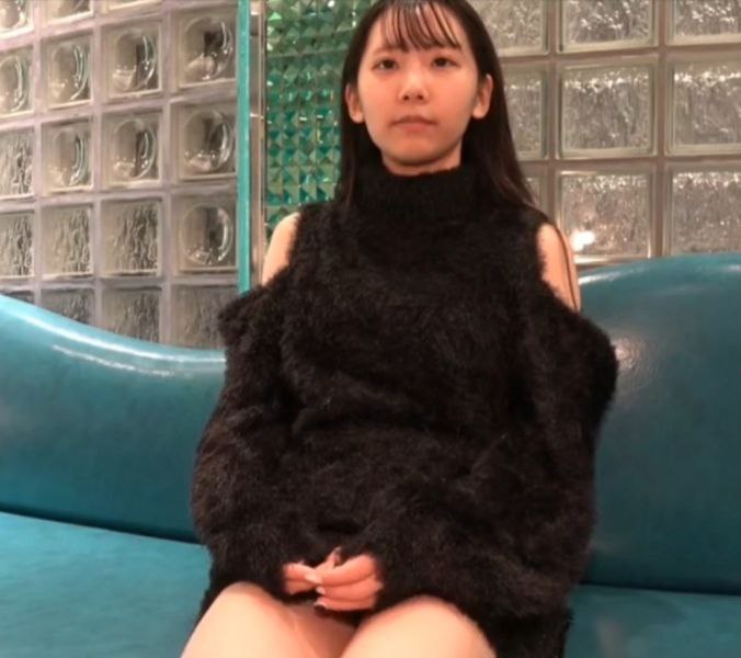 淫荡的继妹吸吮坚硬的阴茎，并在里面得到精子 - EmiliaBunny